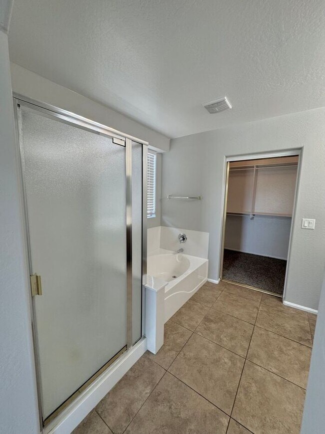 Building Photo - Stunning 4Bedrooms/2.5 Bath Home!