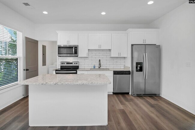 Building Photo - 2035 Rosewood Dr