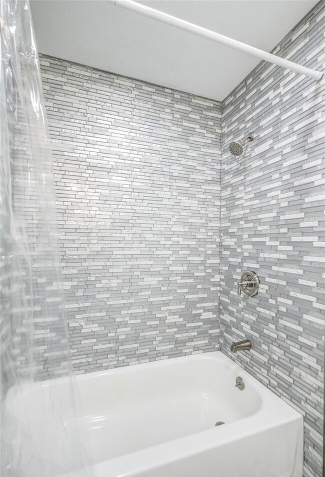 Building Photo - Like New Modern 3 BD, 2 BA Home with Garage
