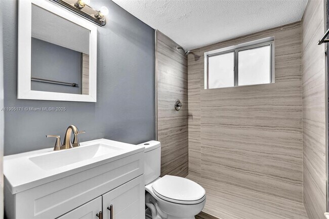 Building Photo - 101 SE 6th Ave