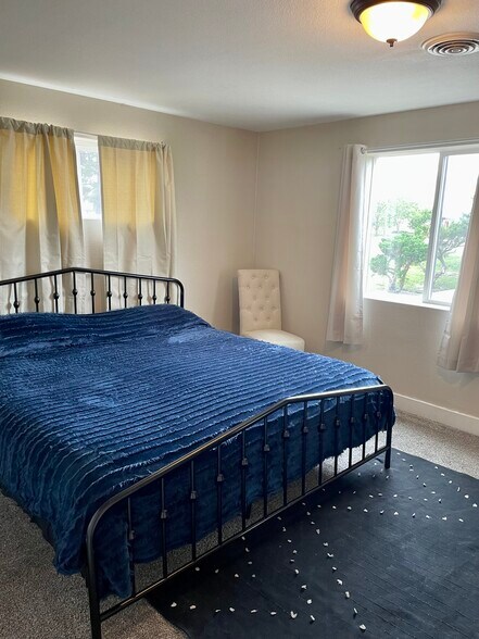 Bedroom room with King bed fits nicely! - 726 McKinley St