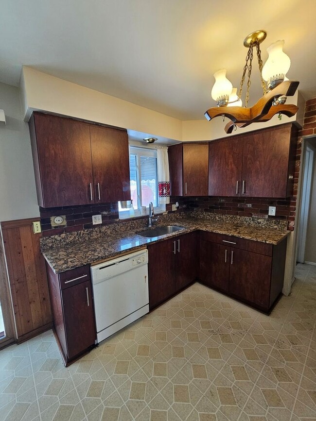 Building Photo - Come see your new home!