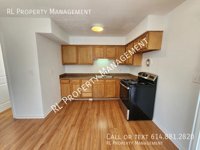 Building Photo - Spacious 3 bedroom 1.5 bathroom town home