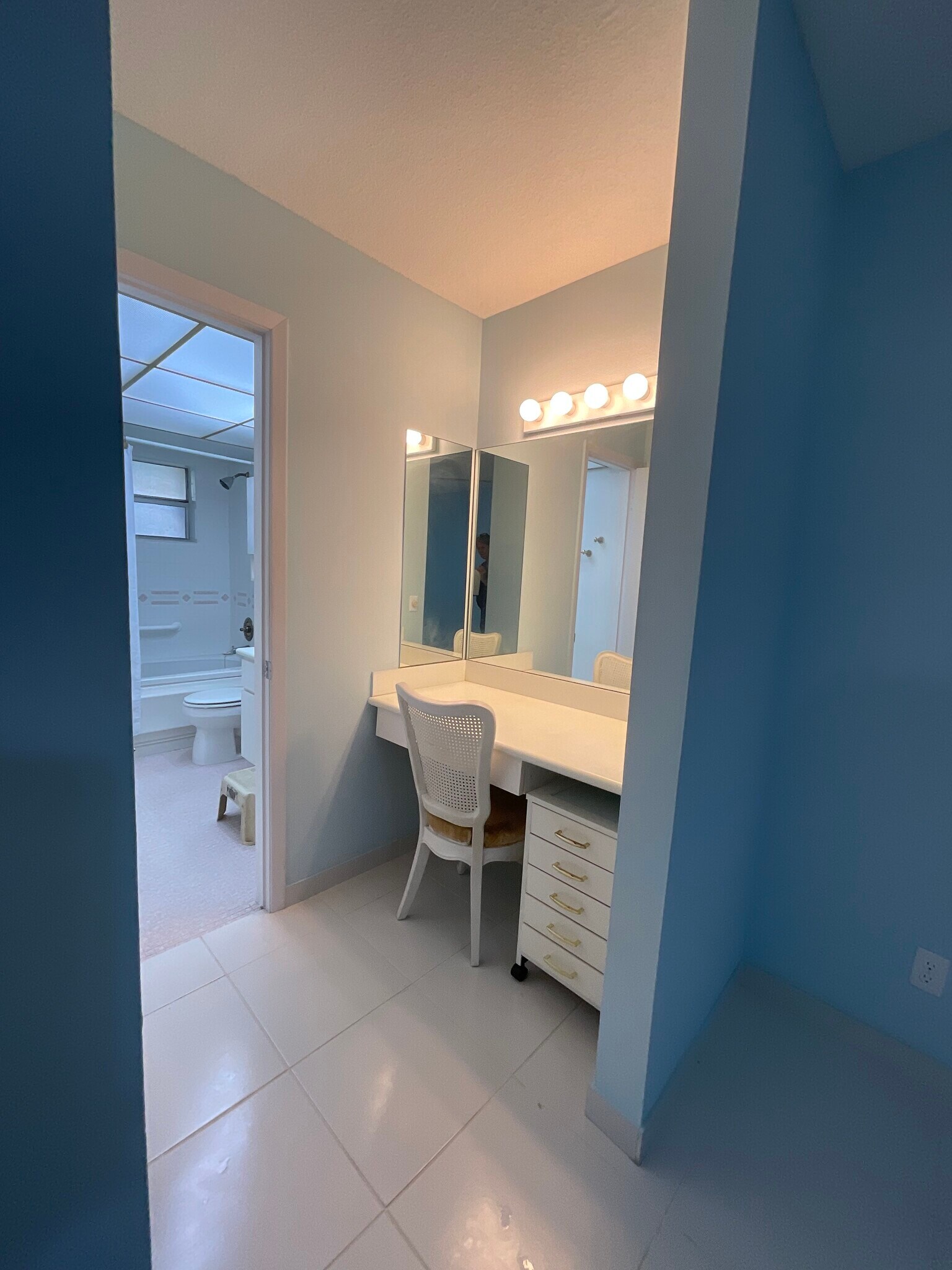 Vanity area - 2900 NW 47th Terrace