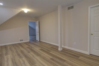 Building Photo - 245 Roseland Ln