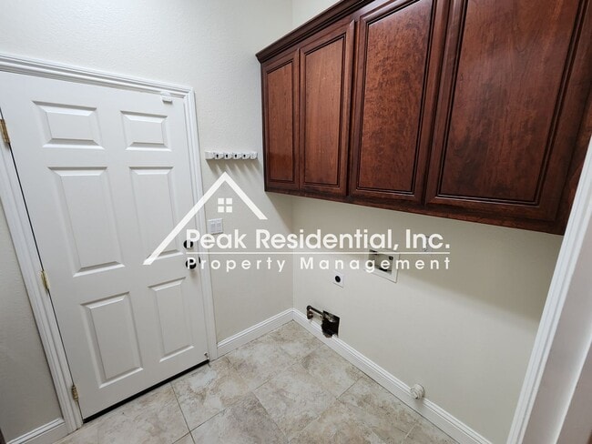 Building Photo - Spacious Folsom 4bd/3ba Home With 3 Car Garage!
