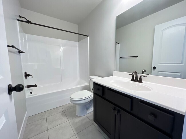 Building Photo - 4 bedroom/2.5 bathroom Townhome in Lehi
