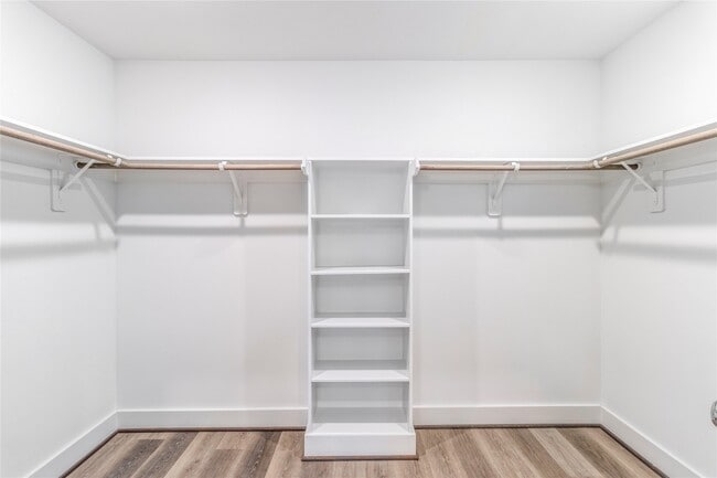 Building Photo - 1284 N Post Oak Rd