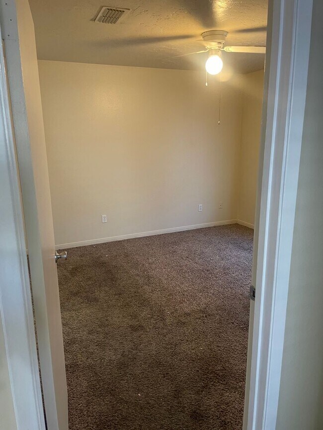 Building Photo - AUGUST PRE-LEASE!  Great 3 bedroom 2 Bathroom Duplex with Small Yard