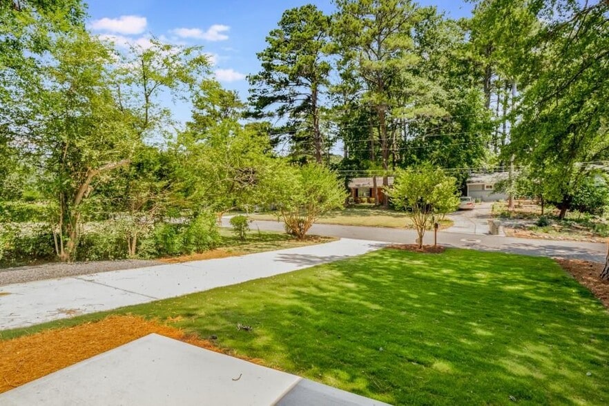 Building Photo - 2563 Beverly Hills Dr