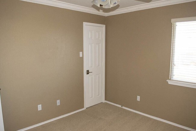 Building Photo - 1708 Darjeeling Dr