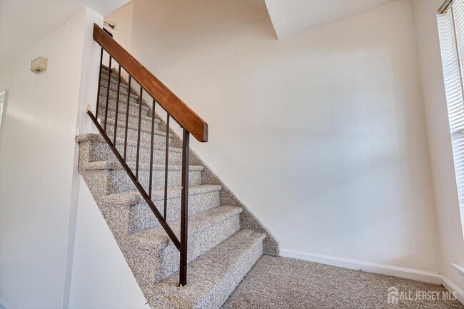 Building Photo - 404 Maplecrest Rd