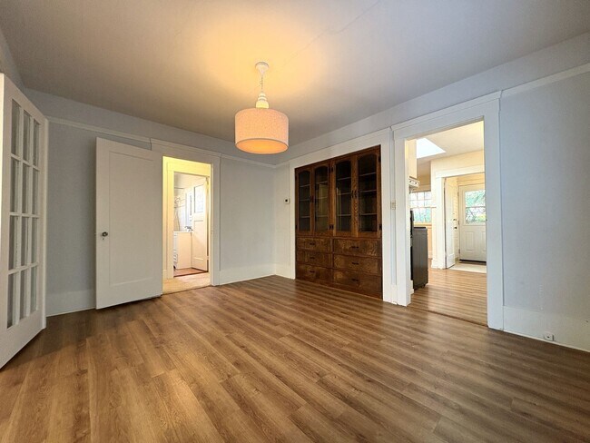 Building Photo - Charming 2-Bedroom Home with Spacious Back...