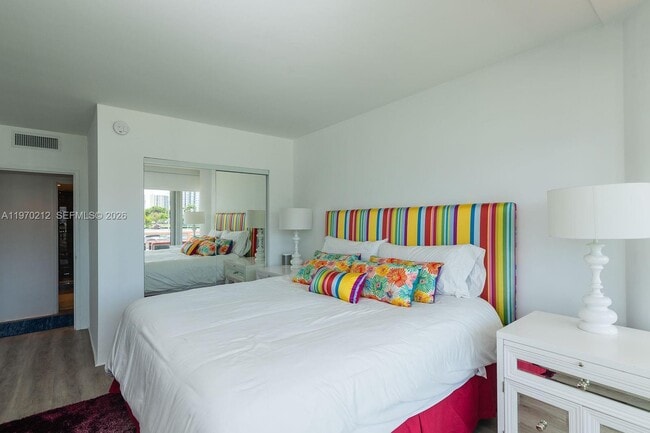 Building Photo - 900 Bay Dr