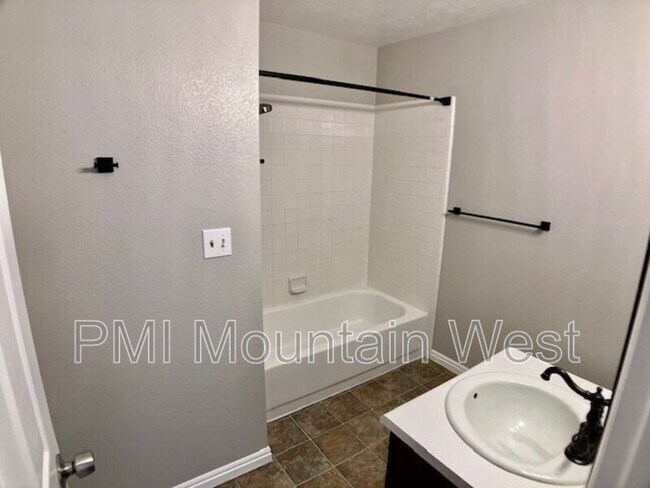 Building Photo - 567 N 200 E