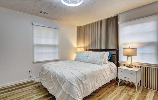 Building Photo - 457 Castleaire Dr SW
