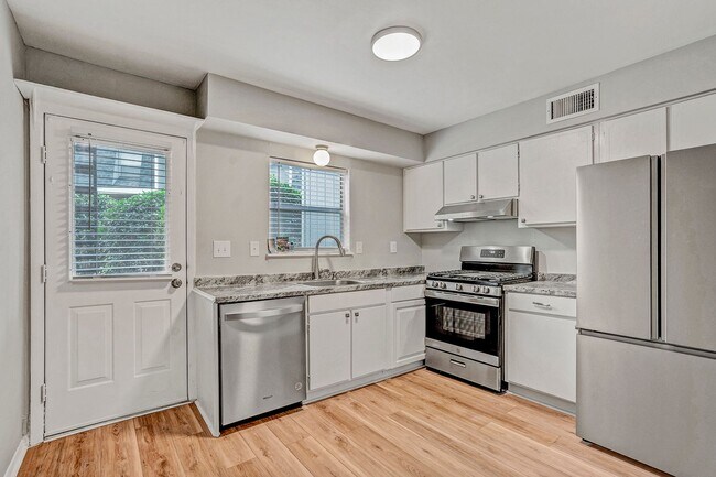 Building Photo - 2 Bed 1.5 bath Condo - Close to UNC!  Beautifully Renovated! $500 off first month's rent!