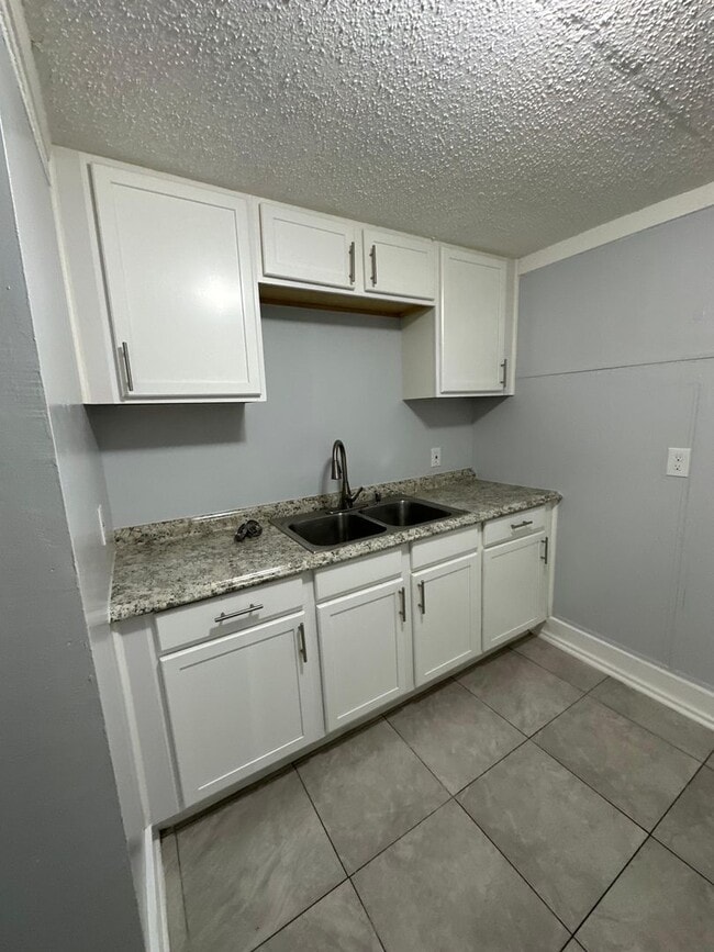 Building Photo - Fully Renovated 3/1 Single Family Available Now!