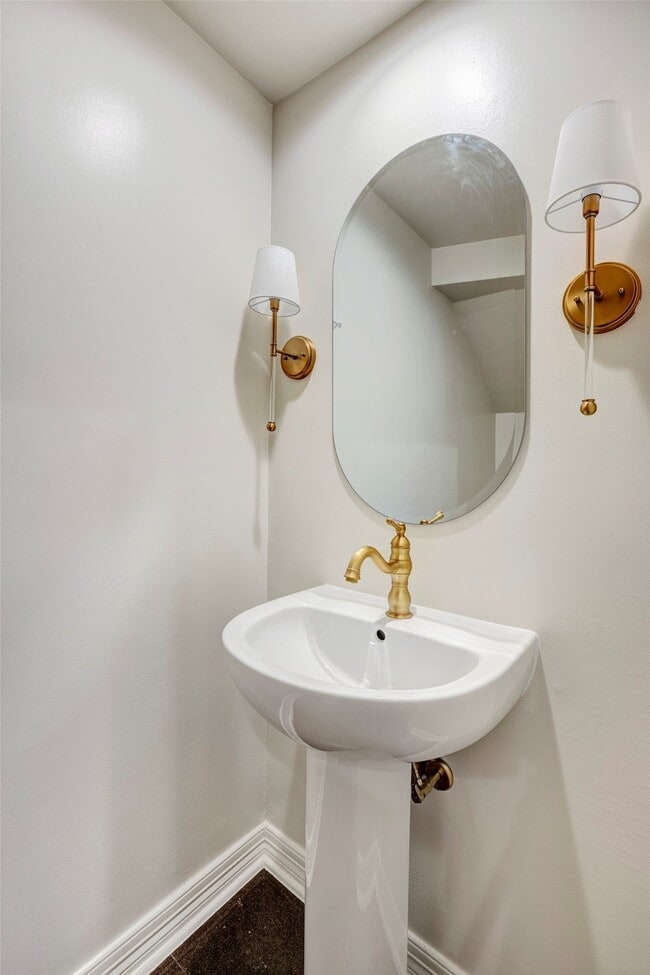 Building Photo - 2709 Wroxton Rd