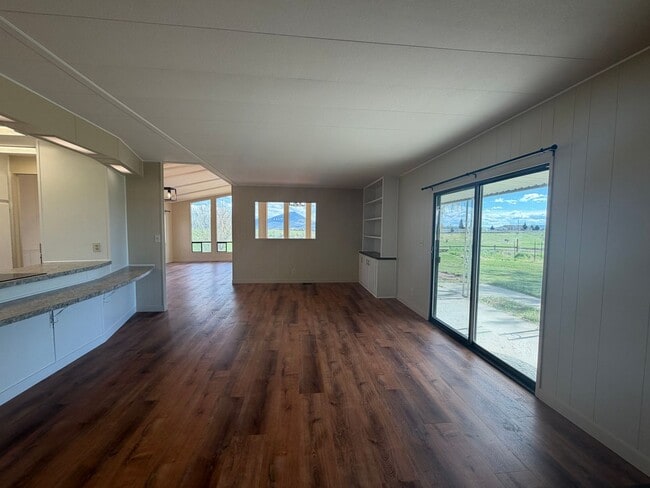 Building Photo - 3 Bedroom, 2.5 Bath - Three Bay garage