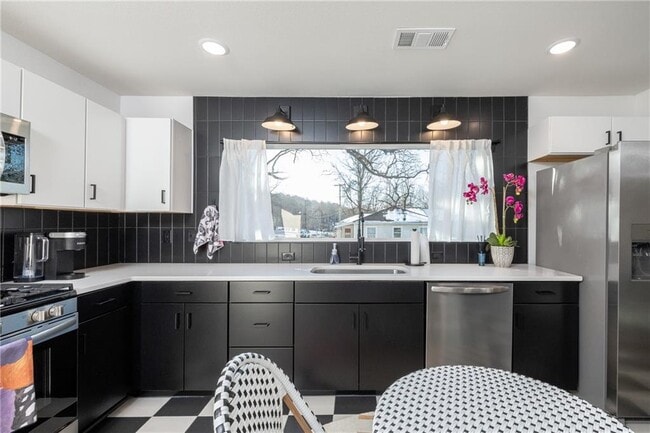 Building Photo - 568 E Rebecca St