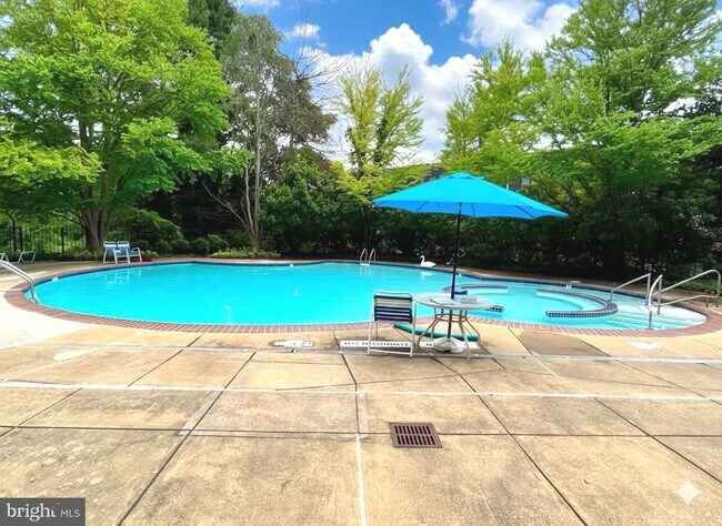 Building Photo - 2111 Wisconsin Ave NW