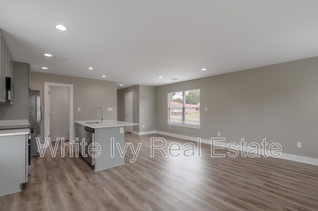 Building Photo - 250 N Shady Oaks Dr
