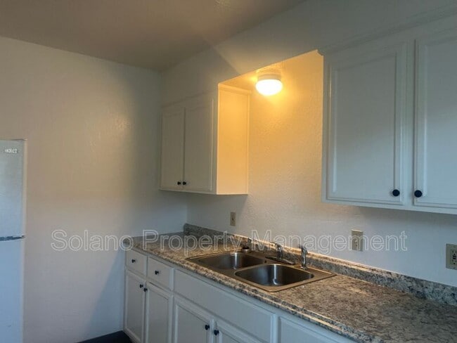 Building Photo - 1104 School St