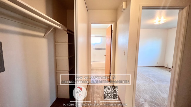 Building Photo - Spacious top floor 2 bedroom, walking dist...
