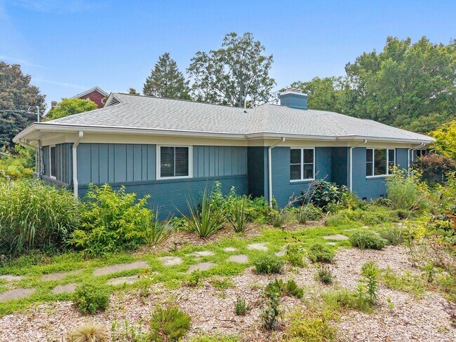 Building Photo - Gorgeous and Spacious 3 Bedroom Ranch in T...