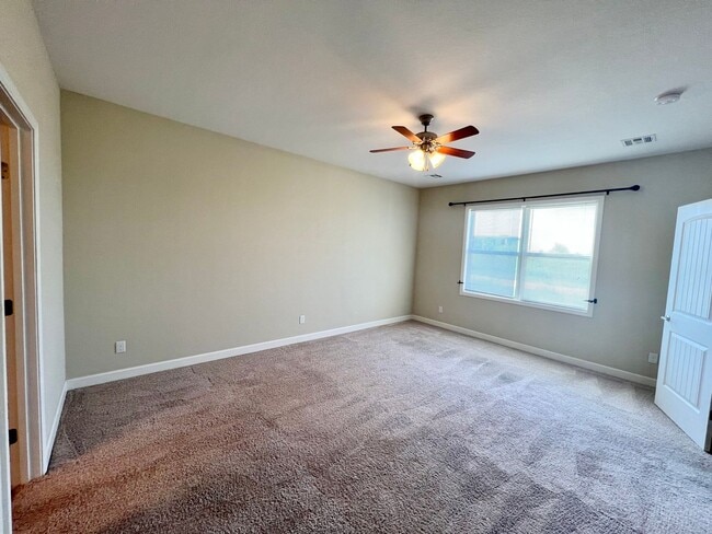 Building Photo - 3 Bed Townhome in Excellent West Side Location!