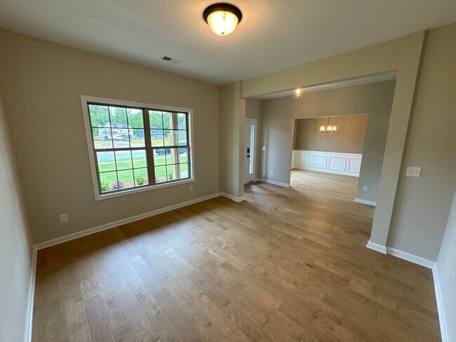 Building Photo - 5 Bedroom 3 Bathroom House