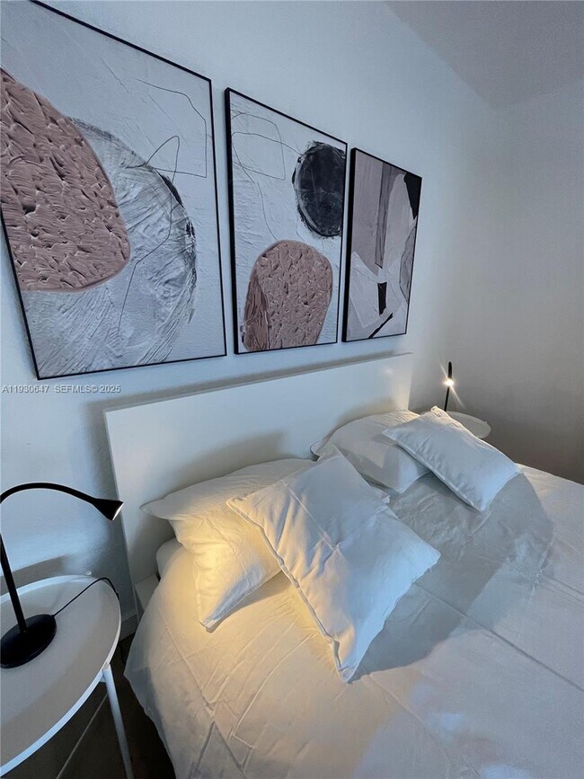 Building Photo - 1001 7th St