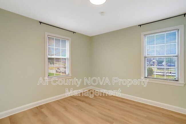 Building Photo - 2405 Arlington Blvd