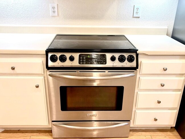 Building Photo - House like 2bed/1.5 Bath Condo with Spacious Corner Yard and 2 Car Garage