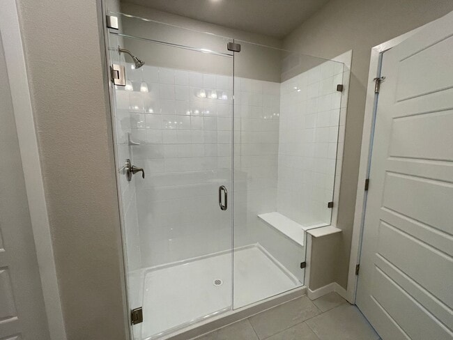 Building Photo - Newly Built Move-in Ready Modern Condo!