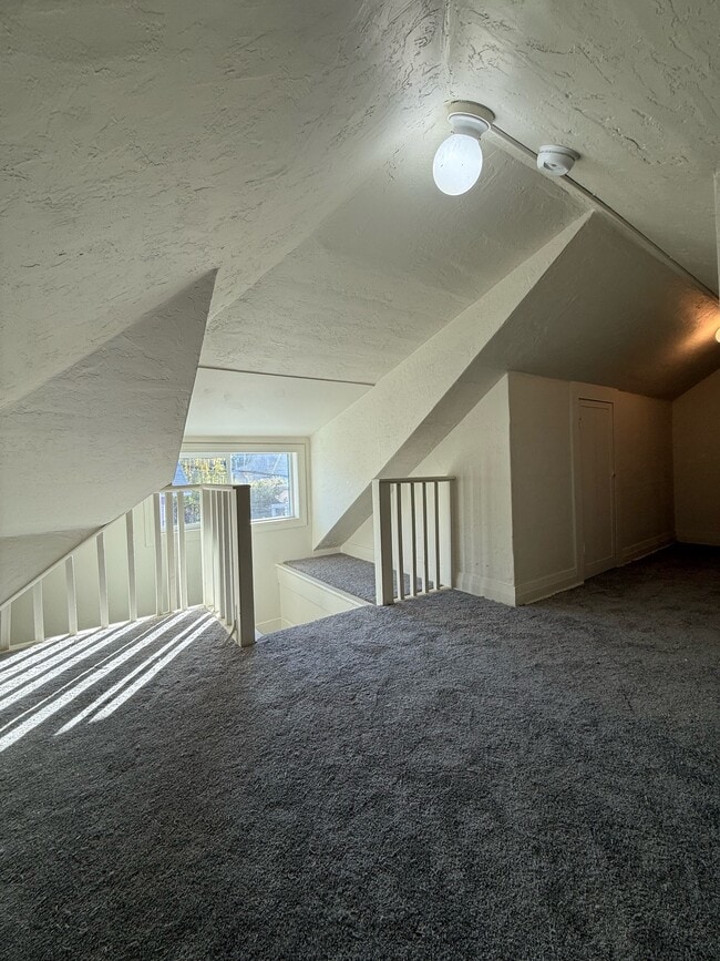 Building Photo - 215 W 5th St