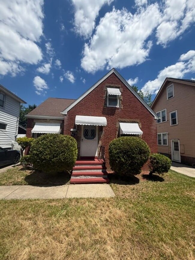 Building Photo - 11215 Langton Ave