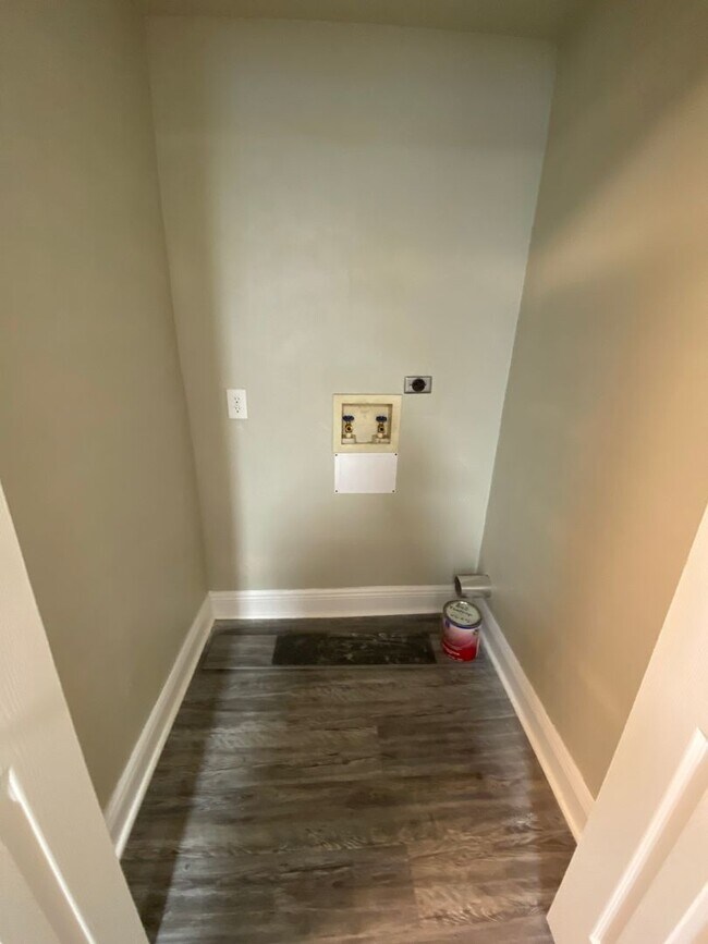 Building Photo - Walk to UF & Downtown!