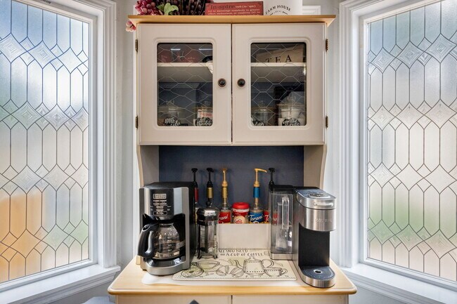 Building Photo - 1609 W Kiowa St