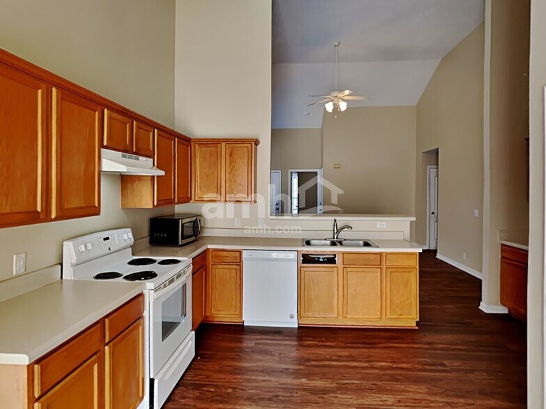 Building Photo - 805 McCumber Dr