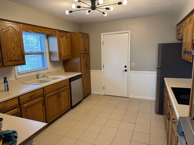 Building Photo - 1003 Sunset Dr