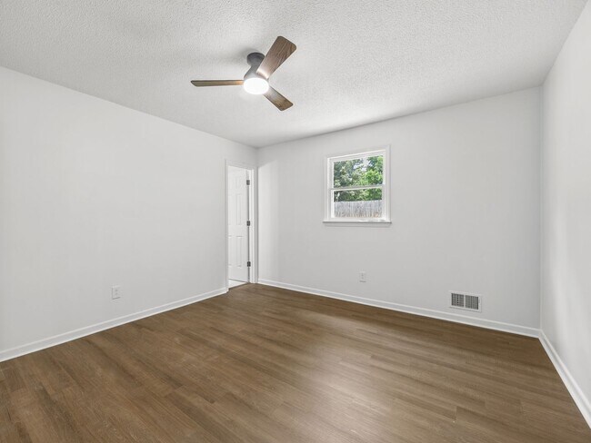 Building Photo - Freshly renovated 2 bed 2 bath home-$500 off first month rent!!