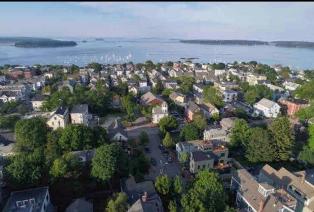 Building Photo - Don't miss out! Modern 2 bed condo in the East End! Fully Furnished.