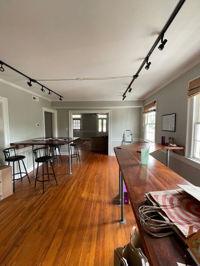 Building Photo - Spacious Three Bedroom Apartment on Calhoun Street