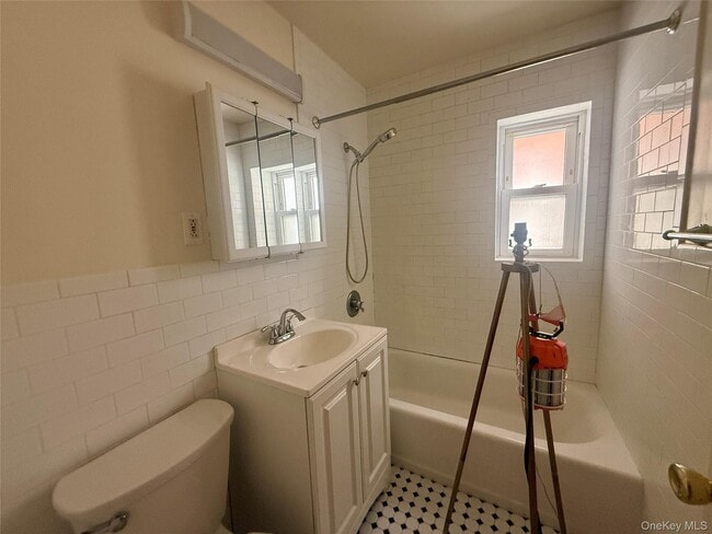 Building Photo - 765 Shore Rd