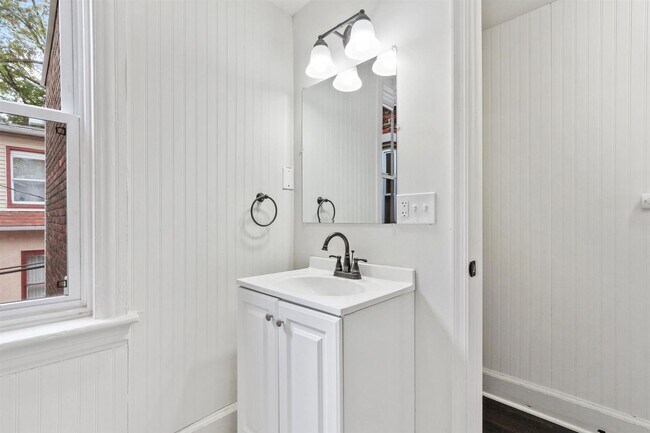 Building Photo - Bright 2 Bedroom, 1.5 Bath Home in Allison Hill!