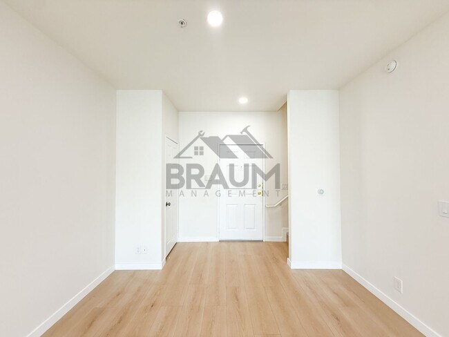 Building Photo - 11035 Moorpark St