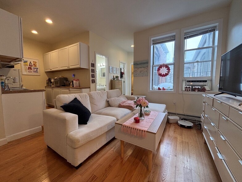 Building Photo - 8 Grove St