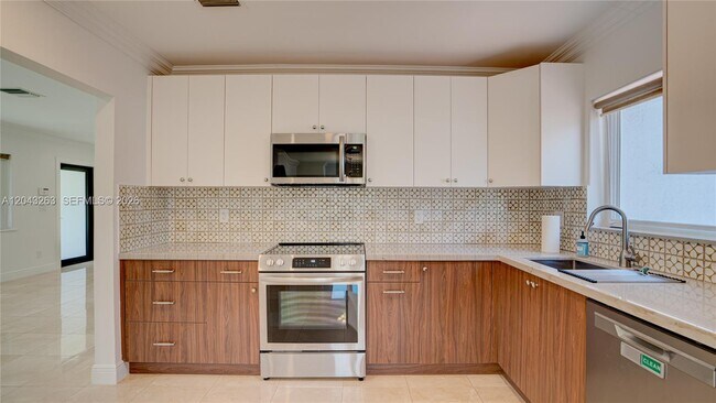 Building Photo - 500 SW 51st Ct